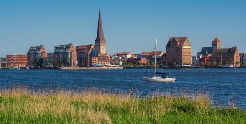 Blick über die Warnow auf die Hansestadt Rostock