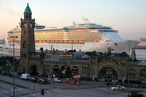 Die Freedom of the Seas auf der Elbe in Hamburg bei den Landungsbrücken