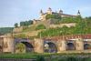 Würzburger Festung Marienberg, im Vordergrund ist die alte Mainbrücke zu sehen